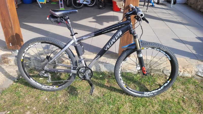 Specialized Hardrock + Mavic + Fox + Carbon doplňky