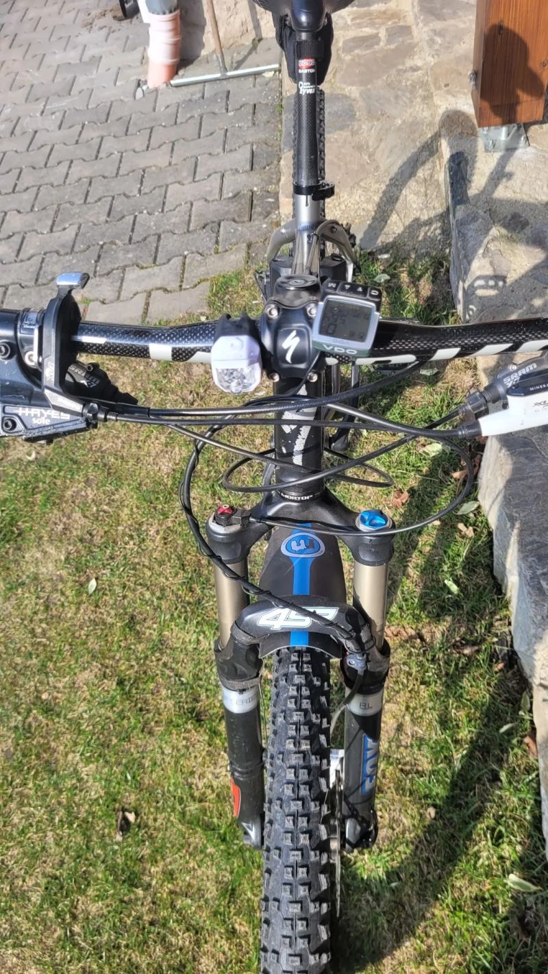 Specialized Hardrock + Mavic + Fox + Carbon doplňky