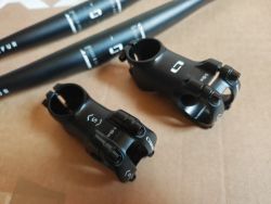 OnOff řídítka, představec, sedlovka, gripy a sedlo Selle Royal