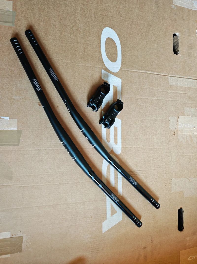 OnOff řídítka, představec, sedlovka, gripy a sedlo Selle Royal