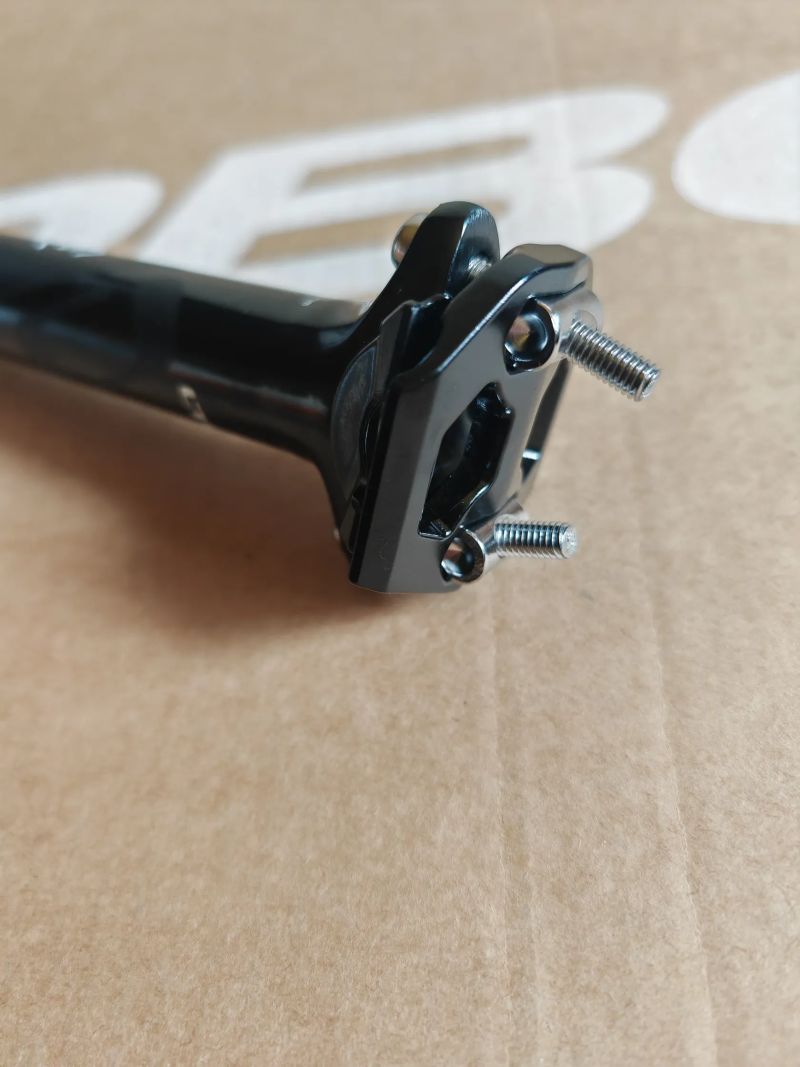 OnOff řídítka, představec, sedlovka, gripy a sedlo Selle Royal