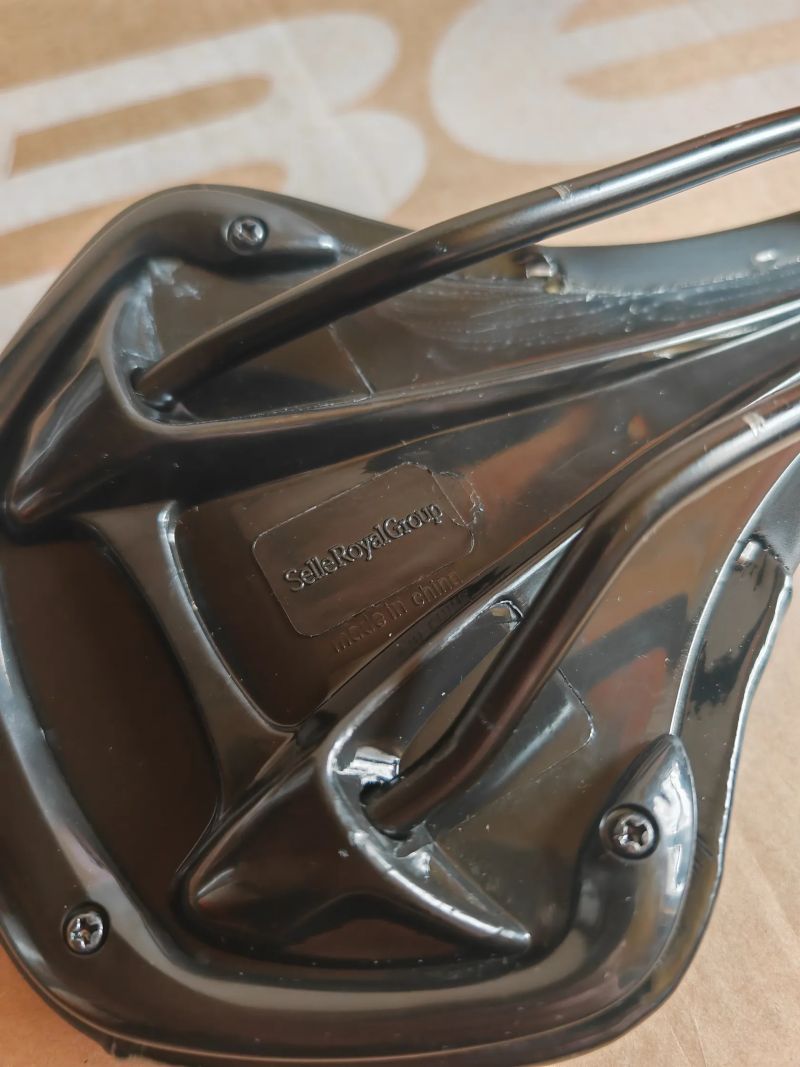 OnOff řídítka, představec, sedlovka, gripy a sedlo Selle Royal