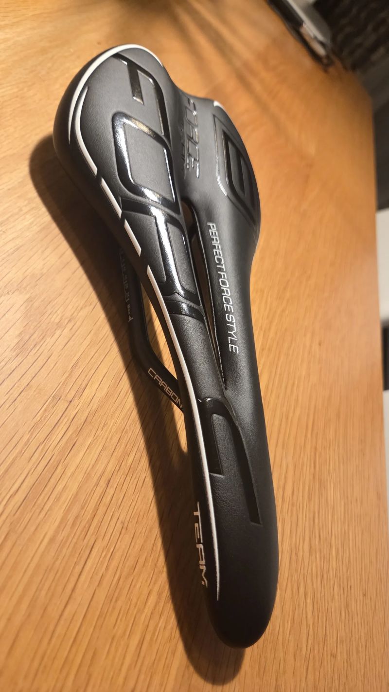 Karbonové sedlo nepoužívané pouze 165g, puvodní cena 2600kč