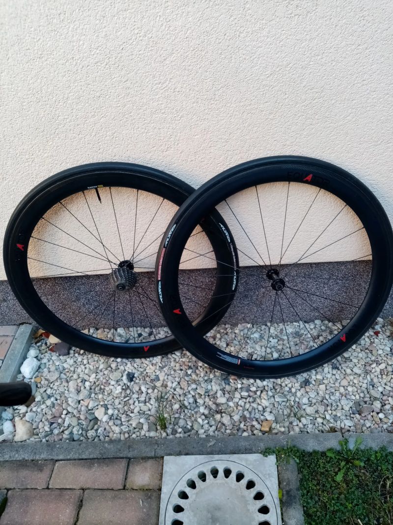 Karbonové silniční kolo Specialized Tarmac na Shimano Ultegra, vel. 54 