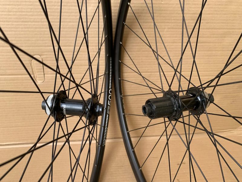 Gravel kola DT SWISS R 500 + SHIMANO RS470 CL - 2050 g