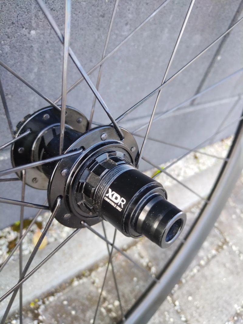 Zapletená karbonová kola Zipp 303 S