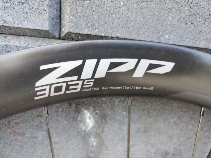 Zapletená karbonová kola Zipp 303 S