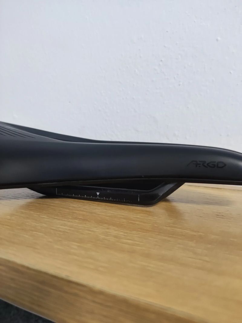 Sedlo FIZIK Vento Argo R1 140 mm