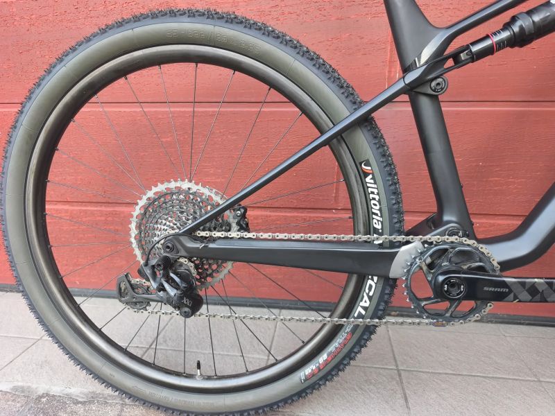 Canyon Lux CF SLX 9.0 M XX1 váha 10,5kg