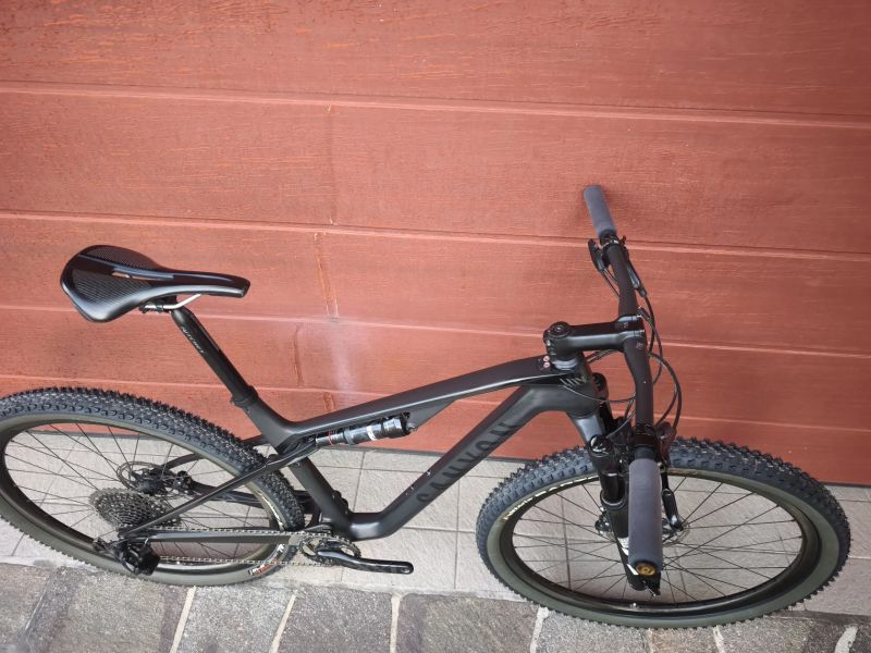 Canyon Lux CF SLX 9.0 M XX1 váha 10,5kg