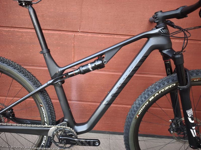 Canyon Lux CF SLX 9.0 M XX1 váha 10,5kg