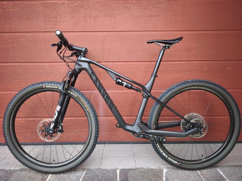 Canyon Lux CF SLX 9.0 M XX1 váha 10,5kg