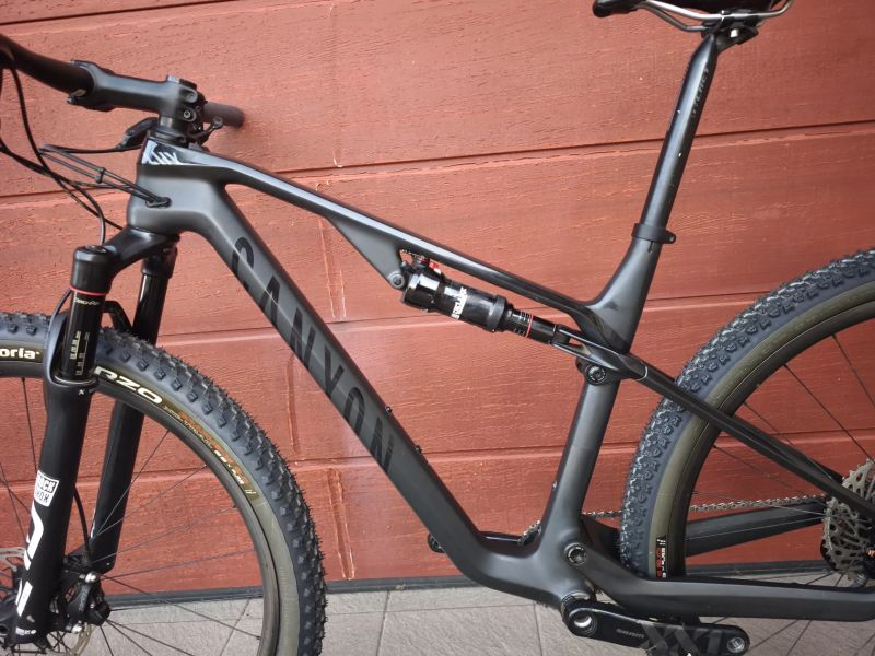 Canyon Lux CF SLX 9.0 M XX1 váha 10,5kg