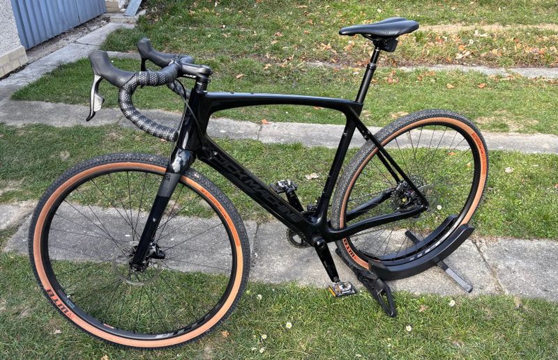 Rock Machine GravelRide 900 AXS, karbon, velikost L, elektrický SRAM a elektrická teleskop sedlovka