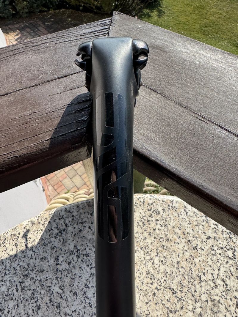 Karbonová sedlovka Enve s průměrem 25.4