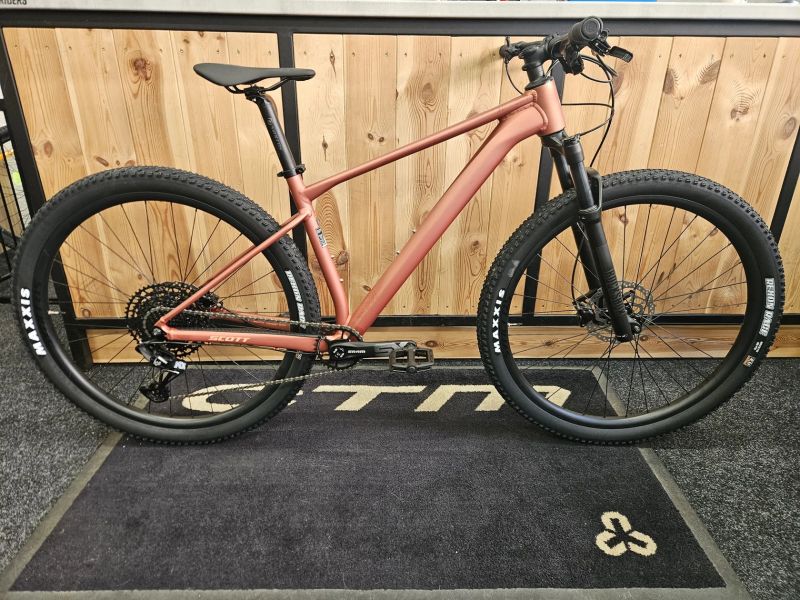 NOVÉ HORSKÉ KOLO SCOTT Contessa Scale 940- M