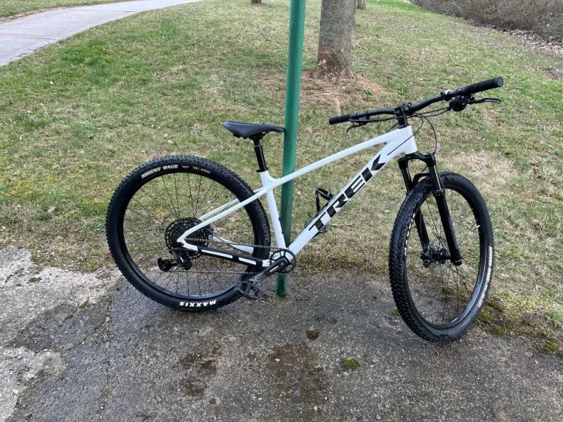 TREK MARLIN 7 Gen 3 Crystal White 2024 Velikost M (29" kolo)