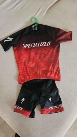 Prodám komplet Specialized - dětský dres velikosti L-11/12 Yrs a kalhoty velikosti M-9/10 Yrs 