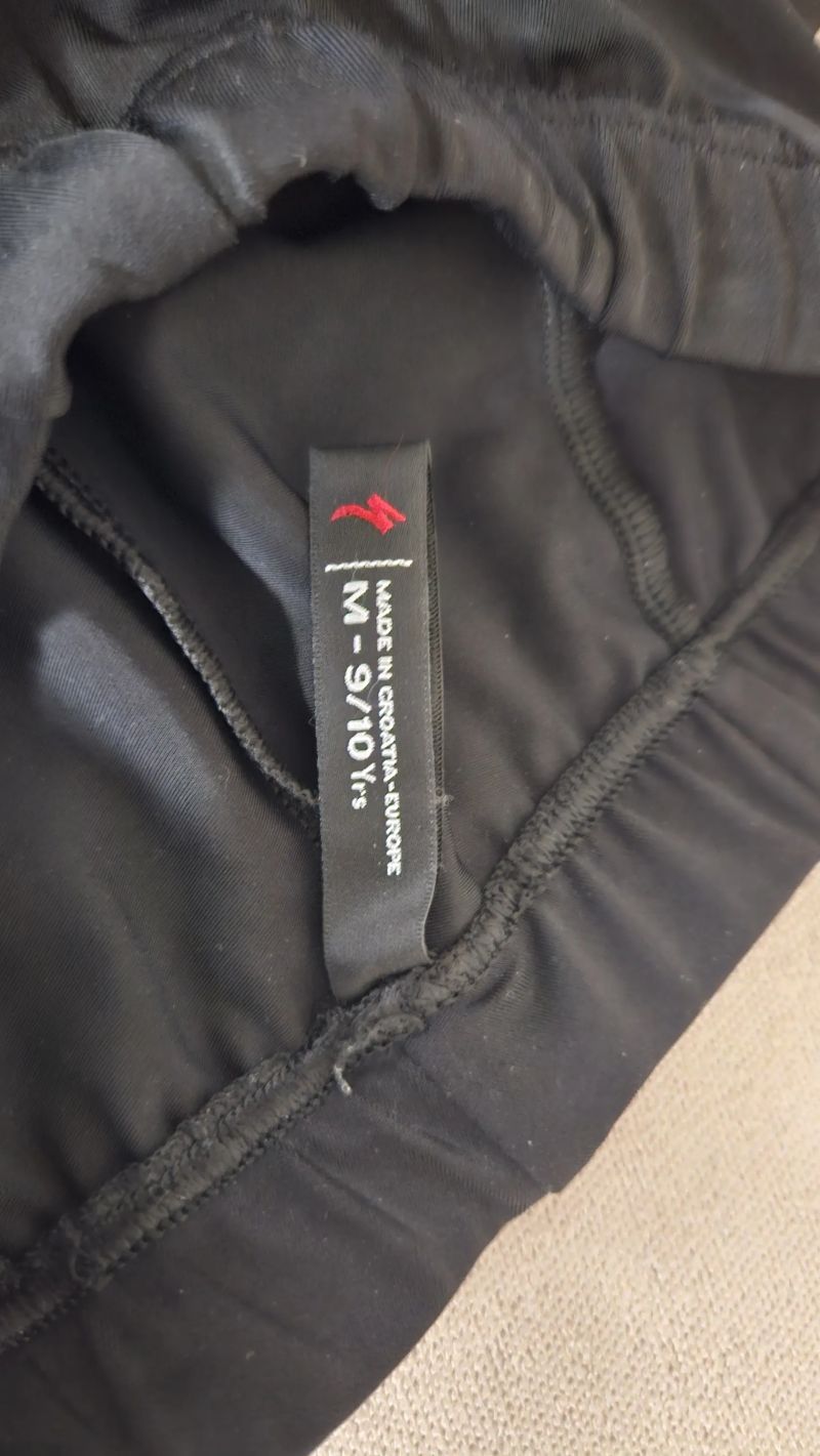 Prodám komplet Specialized - dětský dres velikosti L-11/12 Yrs a kalhoty velikosti M-9/10 Yrs 