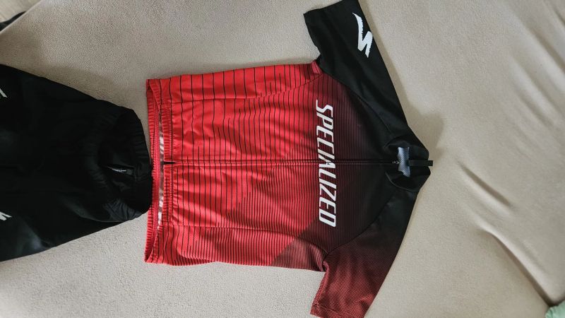 Prodám komplet Specialized - dětský dres velikosti L-11/12 Yrs a kalhoty velikosti M-9/10 Yrs 