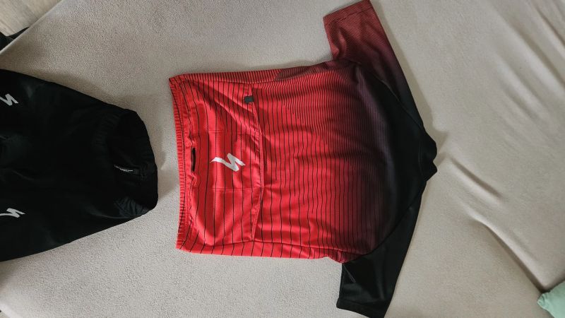 Prodám komplet Specialized - dětský dres velikosti L-11/12 Yrs a kalhoty velikosti M-9/10 Yrs 