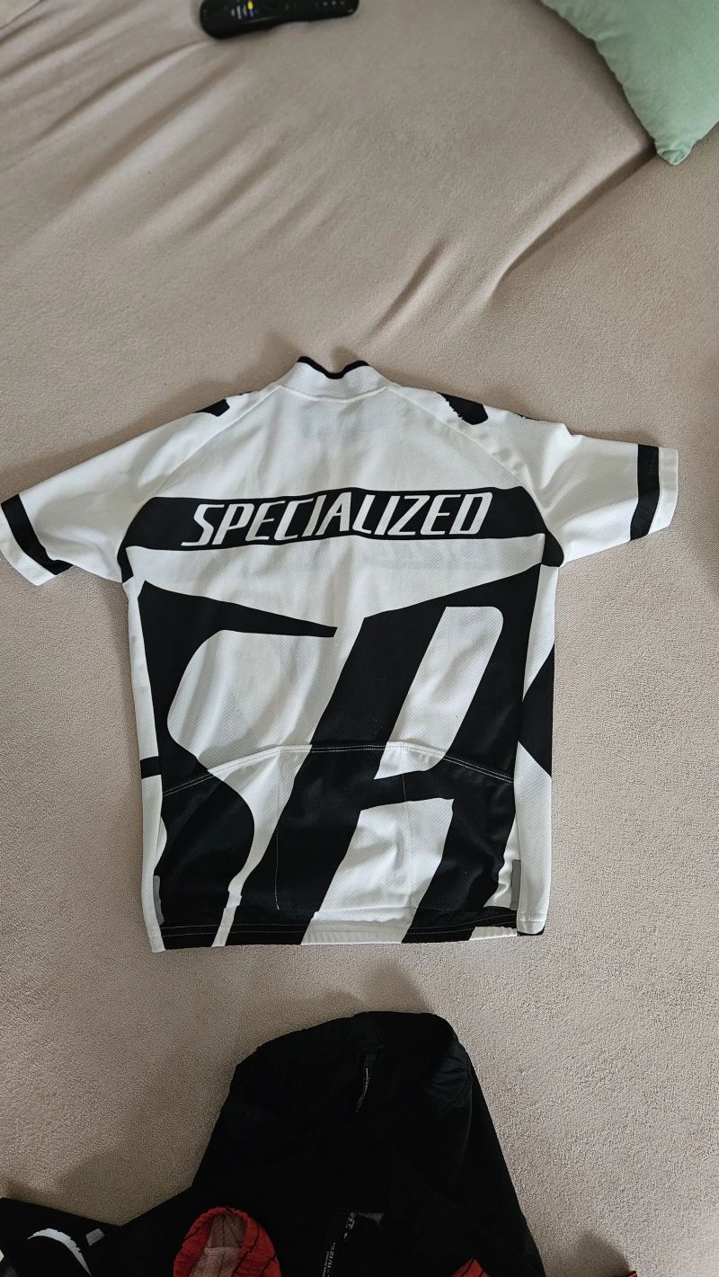 Dres Specialized velikost L-11/12 Yrs