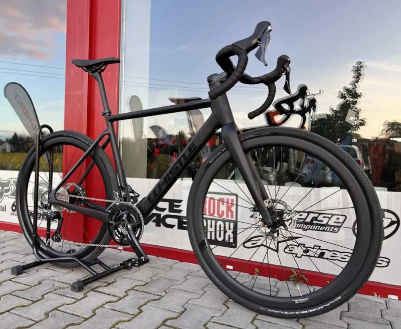 🔥🔥 SLEVA 32.000Kč -36%🔥🔥 Whistle KIOWA GRX810 Carbon / Black Matt - 57 cm / karbonové kola 