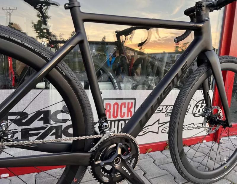 🔥🔥 SLEVA 32.000Kč -36%🔥🔥 Whistle KIOWA GRX810 Carbon / Black Matt - 57 cm / karbonové kola 