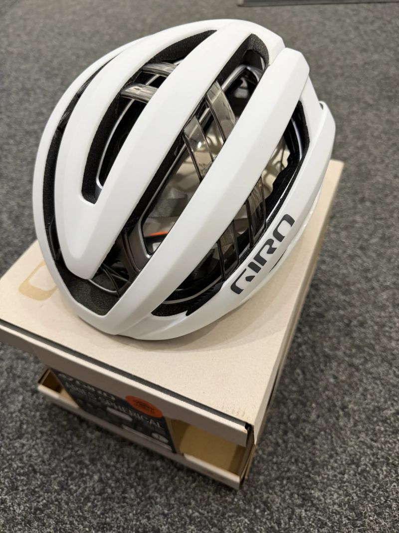 Přilba Giro ARIES SPHERICAL