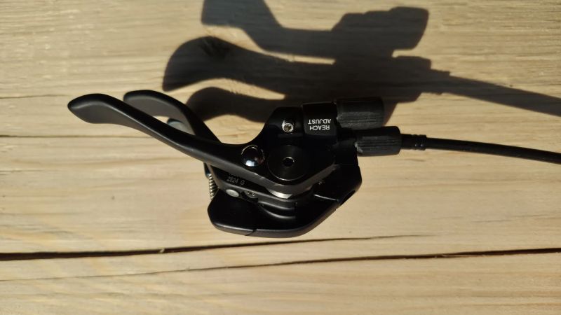 ovládací páčky sedlovky a přední vidlice Scott Twinlock (třípolohové)