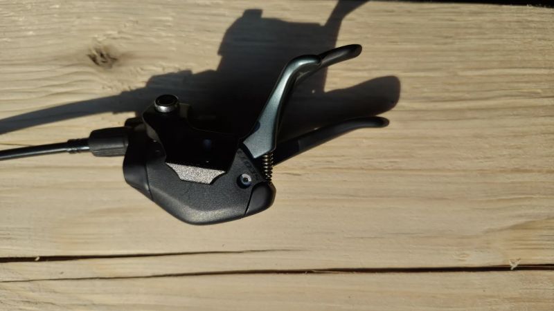 ovládací páčky sedlovky a přední vidlice Scott Twinlock (třípolohové)