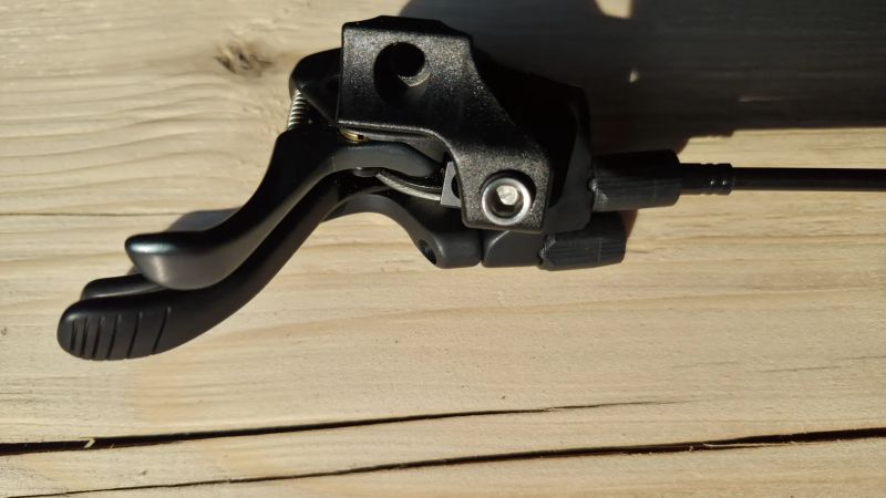 ovládací páčky sedlovky a přední vidlice Scott Twinlock (třípolohové)