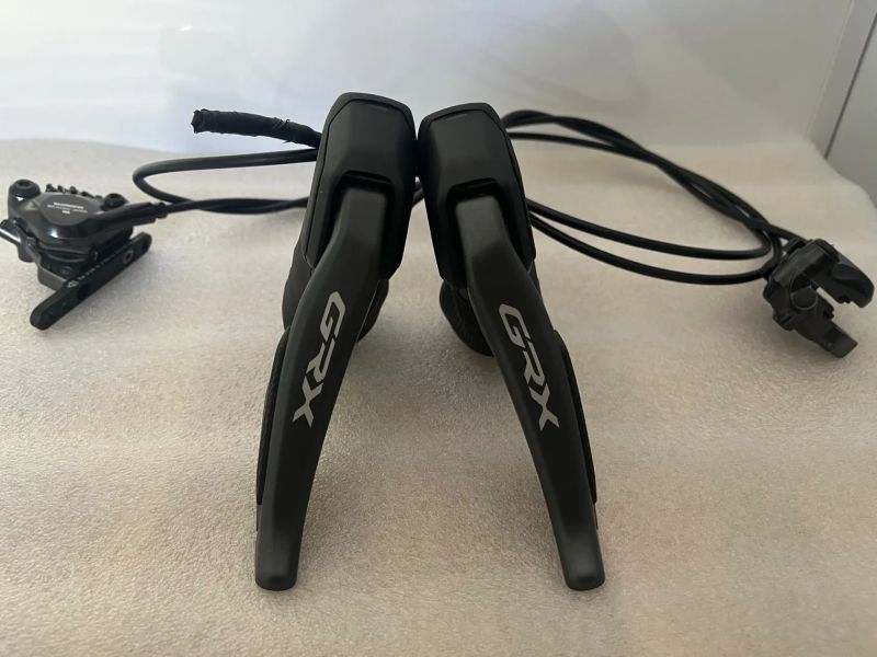 Brzdové páky Shimano GRX Di2 se třmeny (kit)