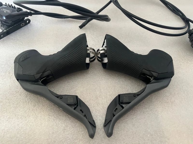 Brzdové páky Shimano GRX Di2 se třmeny (kit)