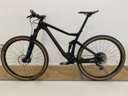 Celoodpružené karbonové horské kolo