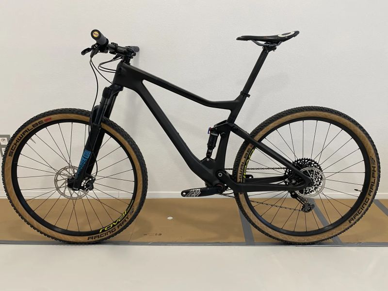 Celoodpružené karbonové horské kolo