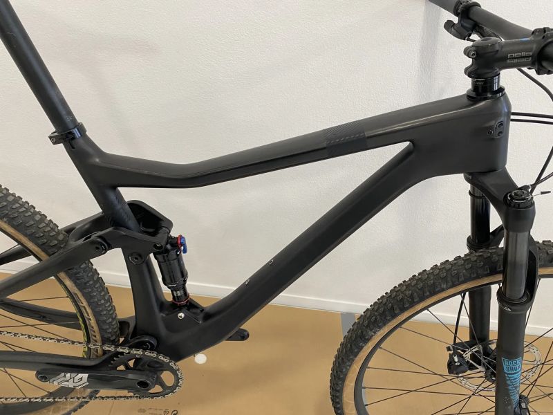 Celoodpružené karbonové horské kolo