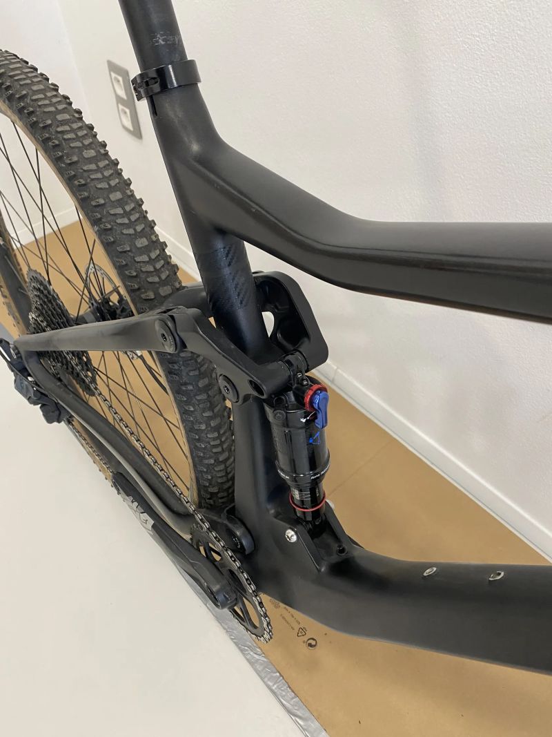 Celoodpružené karbonové horské kolo