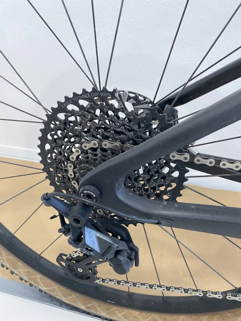 Celoodpružené karbonové horské kolo