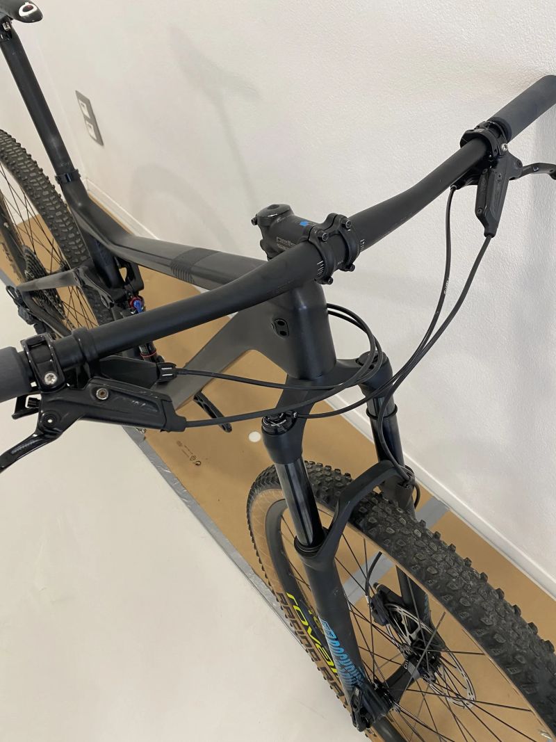 Celoodpružené karbonové horské kolo