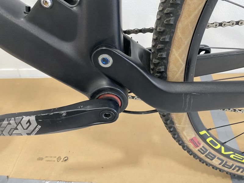 Celoodpružené karbonové horské kolo