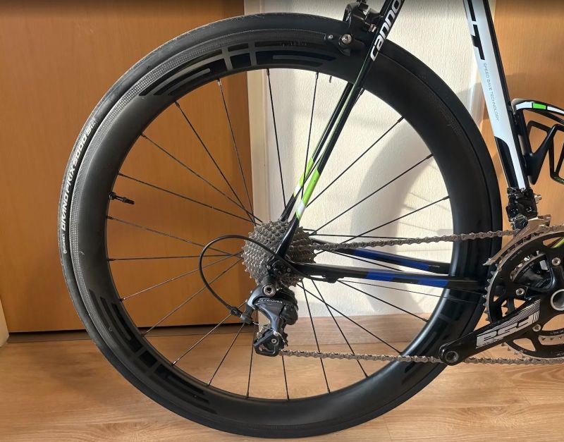 Cannondale SupersixEvo, vel 60, karbonové kolo o váze 7,8kg, včetně zapletených kol EIE
