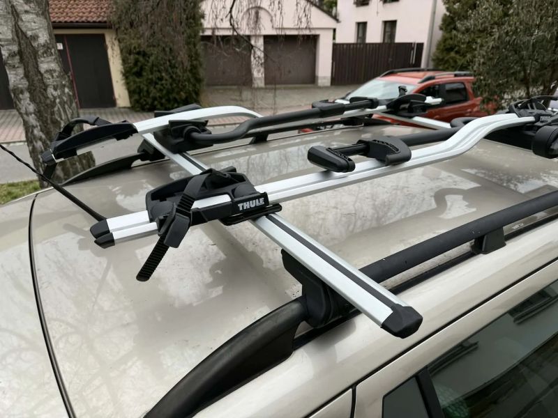 Drzaky na kola 2x Thule 598 ProRide + pricniky 120 cm
