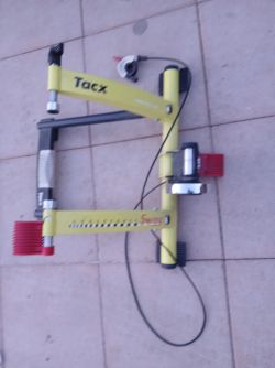 TACX cyklotrenažer s regulací na zadní kolo