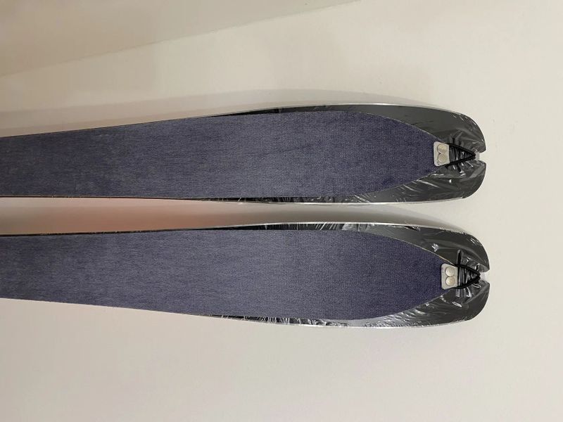 Nevyužité. Nové skialpy. Set = lyže + pásy + vázání. Nikdy nepoužité.