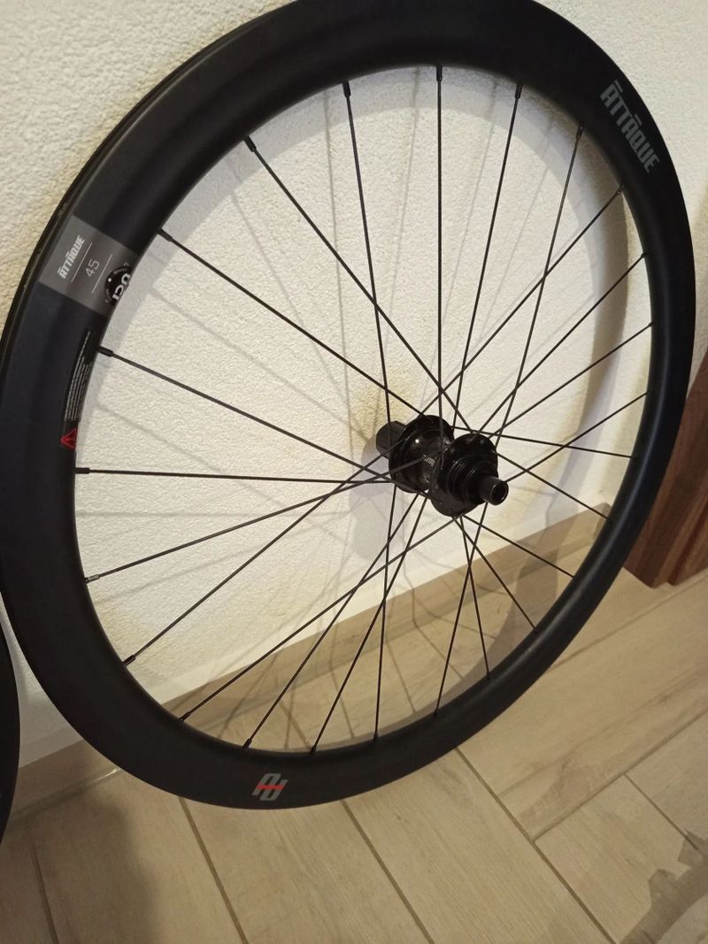 Zapletená karbonová kola.