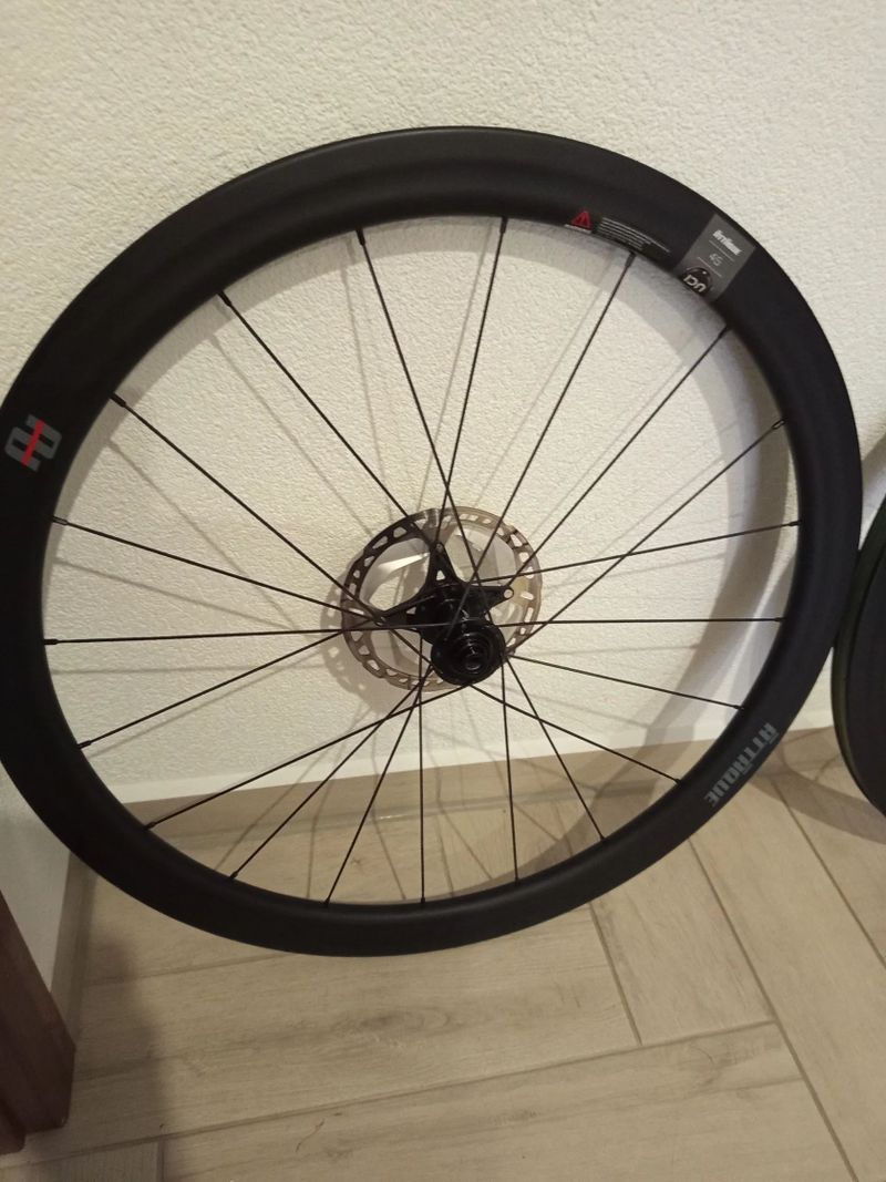 Zapletená karbonová kola.