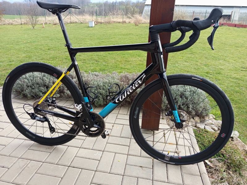 Zapletená karbonová kola.