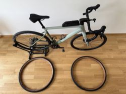 Focus Atlas 8.8 (2024) téměř nový, 2 sady plášťů