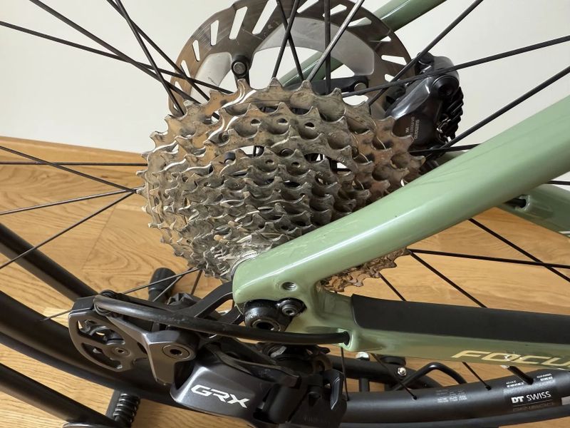 Gravel Focus Atlas 8.8 TOP stav + BONUS výbava